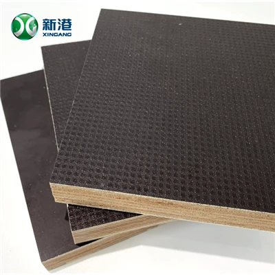 1220 * 2440mm Nwa / mawon Anti-glise fim te fè fas plywood pou konstriksyon
